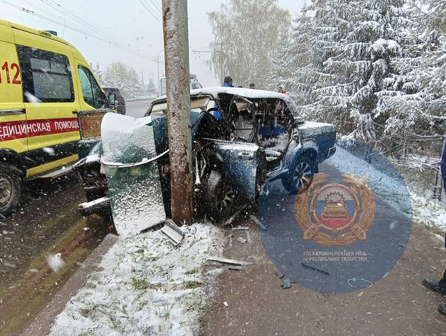 Влетевший в опору ЛЭП на заснеженной дороге 36-летний водитель ВАЗа погиб в РТ