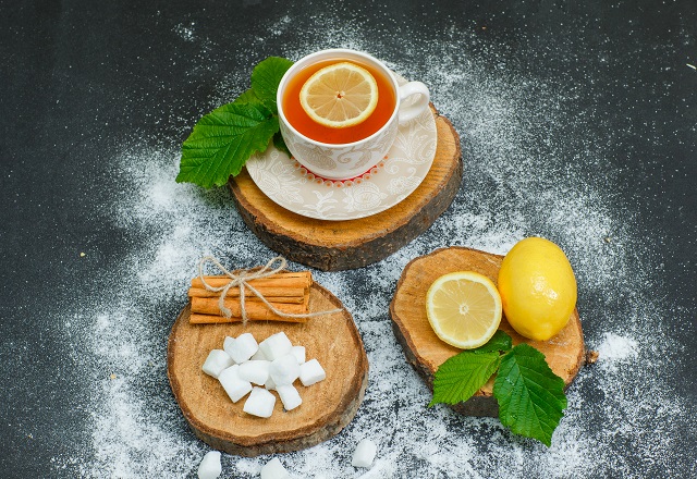 Жителям Татарстана рассказали, какую опасность в себе таит употребление чая с долькой лимона