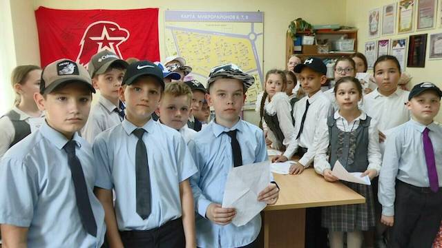 Школьники Нижнекамска написали тёплые письма бойцам в зону СВО