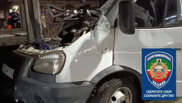 Пассажир погиб на месте: в Казани «Газель» влетела в припаркованную Scania