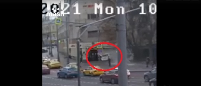 В Москве «Хендай» на полном ходу влетел в здание ресторана – видео