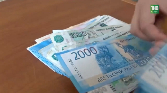 Россиянам назвали три привычки, которые не дадут потратить зарплату сразу