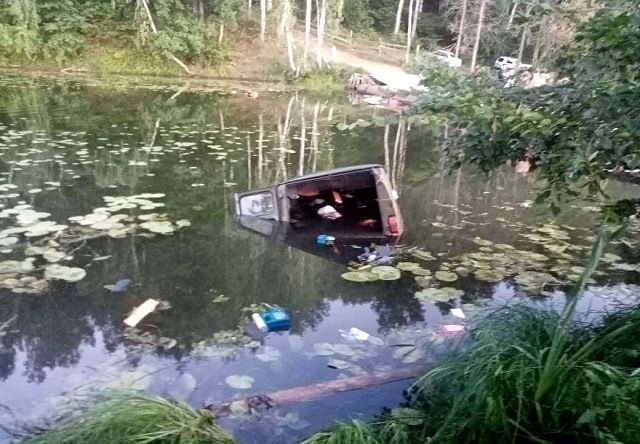 В Татарстане водитель не совладал с «буханкой» и улетел в реку, двое погибли