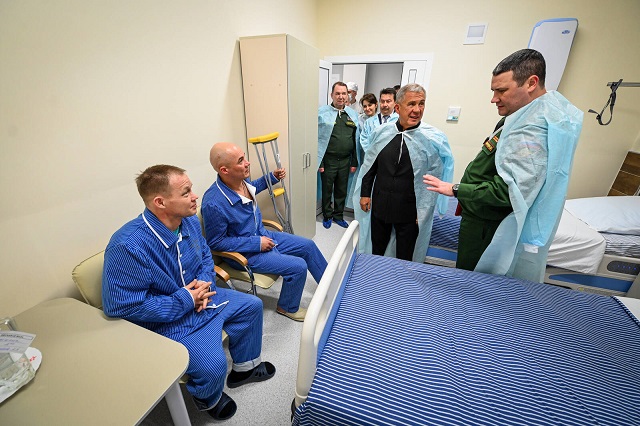 Вернувшихся из зоны СВО бойцов навестил Минниханов в военном госпитале в Казани