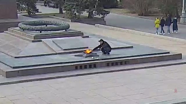 В Волгограде мужчина решил прикурить от Вечного огня - видео