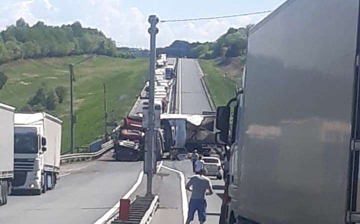 Перевернувшаяся на трассе М7 фура заблокировала движение автомобилей – видео