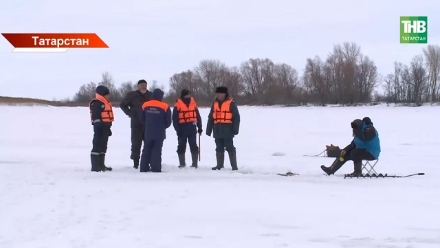 Опасный лёд не пугает: десятки рыбаков вышли на тающую Казанку