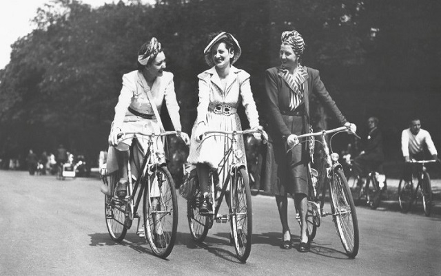 В Нацбиблиотеке Татарстана открылась выставка, посвященная моде в годы ВОВ