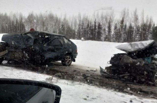 В лобовом столкновении «Лады» и Hyundai в Татарстане погиб человек - видео
