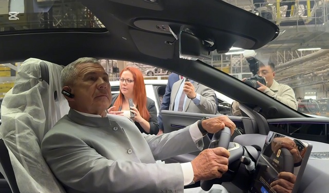 Минниханов протестировал автомобиль на китайском заводе Changan