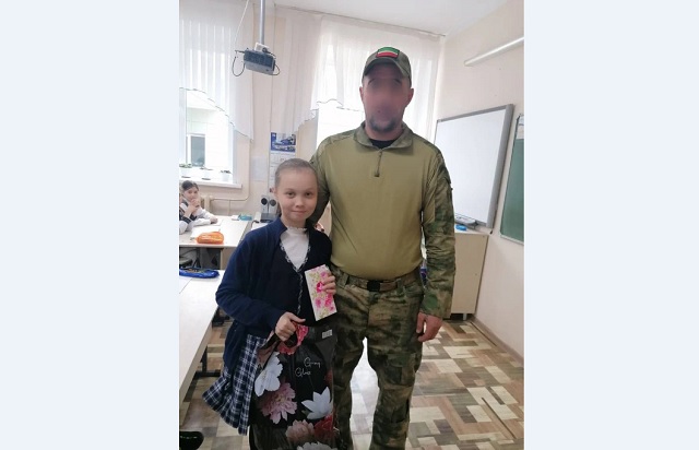 Татарстанда хәрби операциядә катнашучы аңа хат язган мәктәп укучысы белән очрашкан
