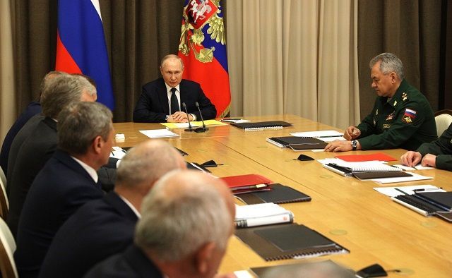 Путин заявил о потребности России в компактной и эффективной армии