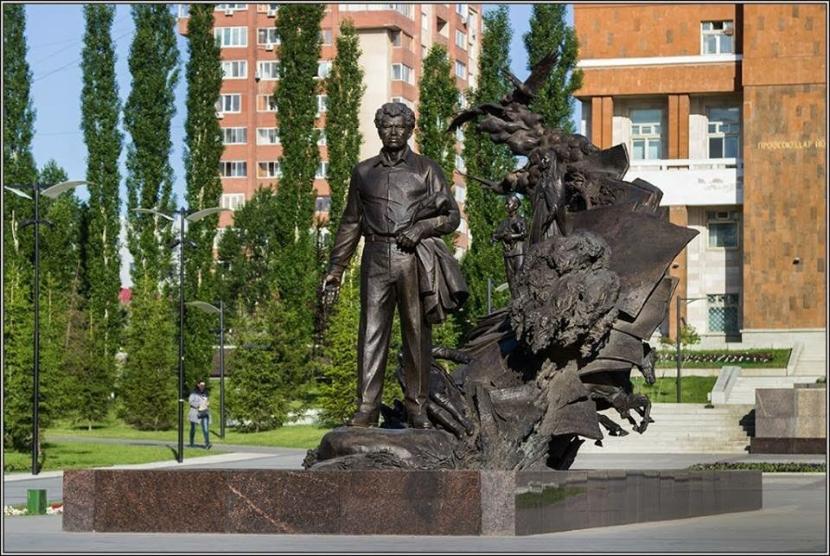 В Казани установят памятник башкирскому поэту Мустаю Кариму
