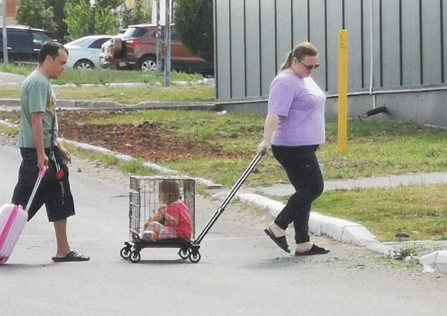 Прогулку ребенка в клетке на колесиках сняли на видео в Оренбурге