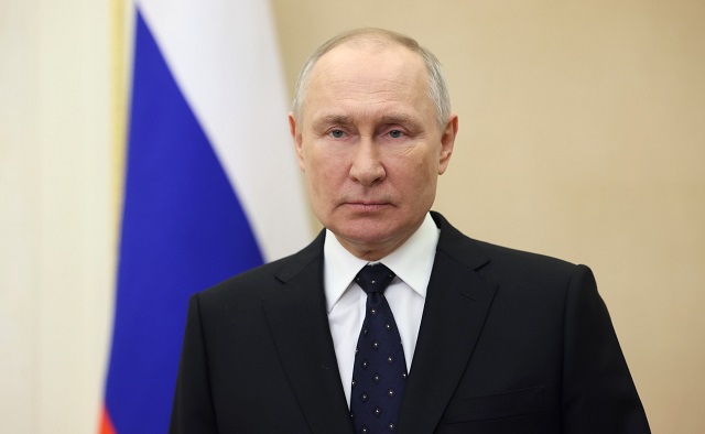 Владимир Путин Россия гражданнарын Ватанны саклаучылар көне белән тәбрик итте