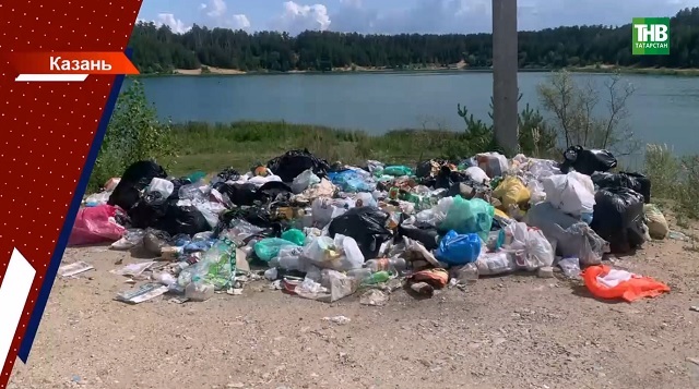 Жители Казани жалуются на горы мусора на Изумрудном озере