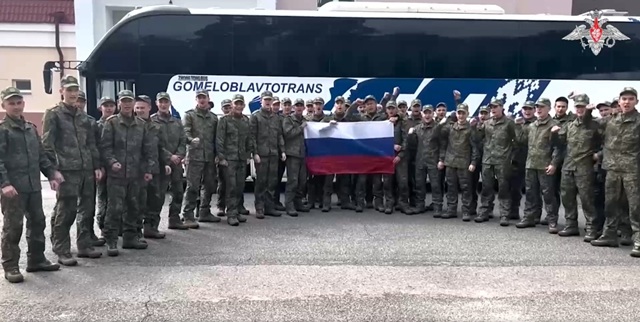 Вернувшиеся по обмену военнослужащие поблагодарили Путина