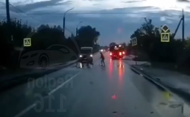 В Казани разыскивают водителя, сбившего трех подростков на Боевой