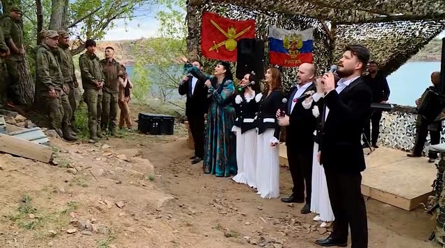 Поддерживаем наших ребят: Минниханов опубликовал видео награждения бойцов на передовой