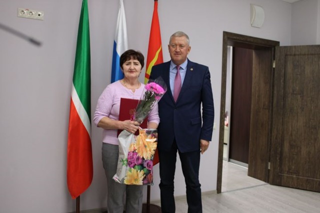 В Заинске маме участника СВО вручили благодарственное письмо