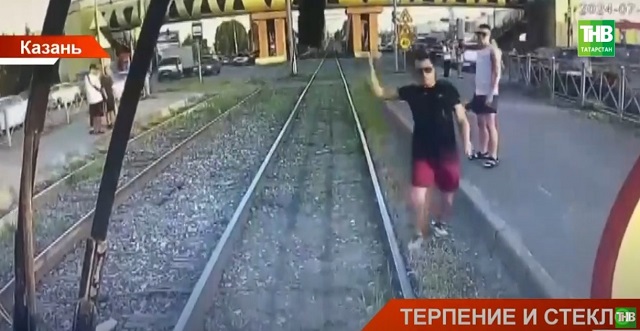 Разбивший стекло трамвая в час-пик казанец пришел с повинной и объяснил свои действия