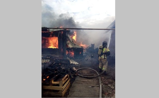 Двое мужчин заживо сгорели на пожаре в частном доме в Челнах