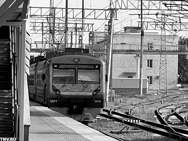 Перелезавшего через вагоны 16-летнего подростка убило током в РТ, его приятель в реанимации