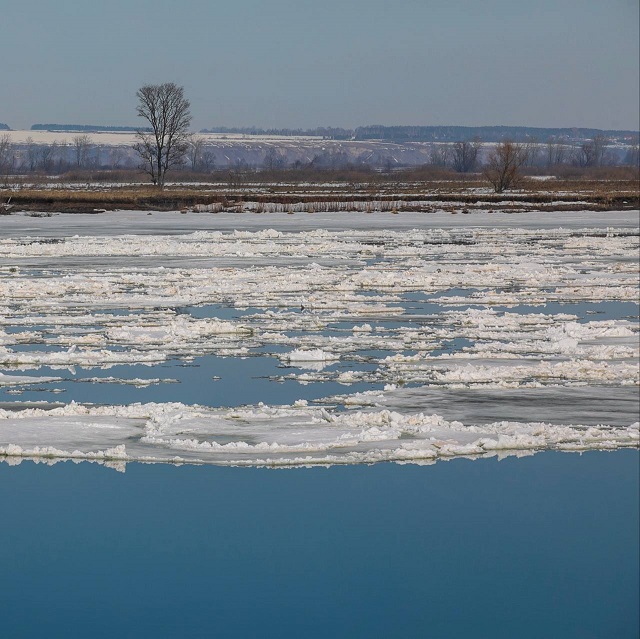 Завораживающее зрелище: в Нижнекамске начался ледоход на Каме