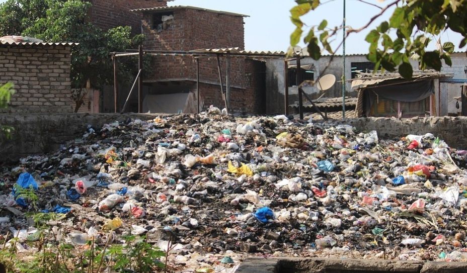 «Назад в 90-е»: как в поселке Алтан засыпанный мусором овраг распродали участками - видео