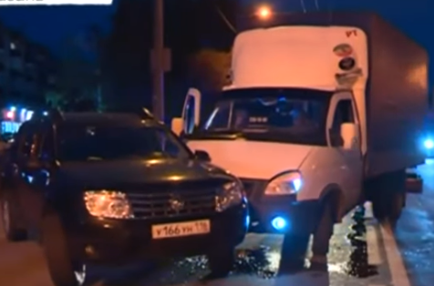 В Казани на улице Фрунзе Renault врезался в «Газель» (ВИДЕО)