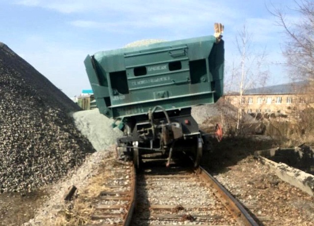 В Татарстане выясняют обстоятельства схода с рельсов двух вагонов с щебнем