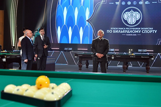 «Как записаться в вашу команду?»: Минниханов открыл турнир по бильярдному спорту