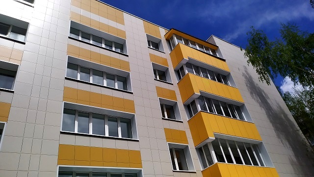 В Казани выпавшая из окна высотки четырехлетняя девочка чудом осталась жива