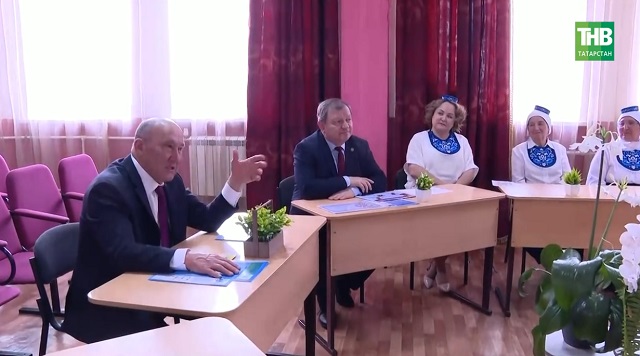 Туган телдә белем бирү тәҗрибәсе: Марат Әхмәтов эш сәфәре белән Нурлатта булды