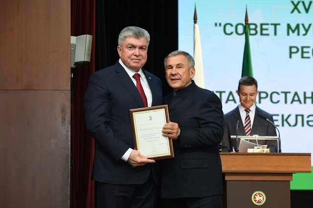 Минниханов подписал указ о правилах единовременного поощрения госслужащих