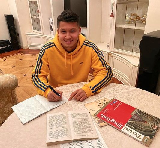 Экс-игрок "Рубина"учит английский язык на карантине из-за коронавируса