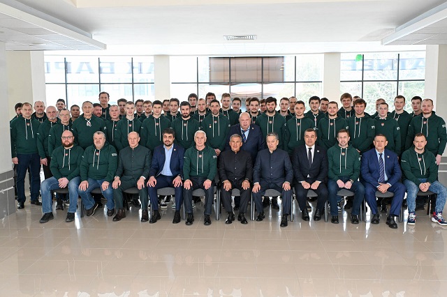 Рөстәм Миңнеханов "Ак Барс" хоккей клубы уенчылары һәм тренерлары белән очрашты