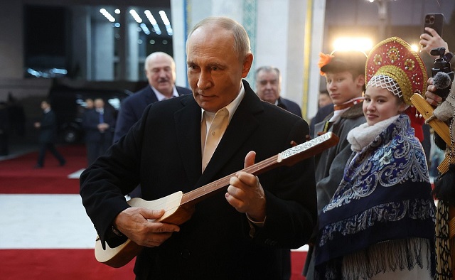 Появились кадры, как Путин сыграл на национальном киргизском инструменте