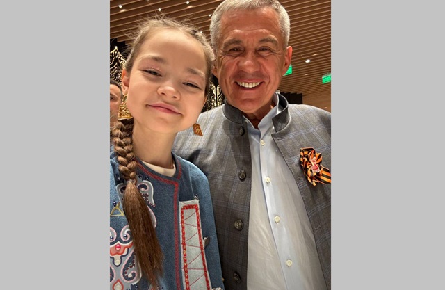 Минниханов порадовал селфи гостей праздника в честь Дня родного языка в Казани