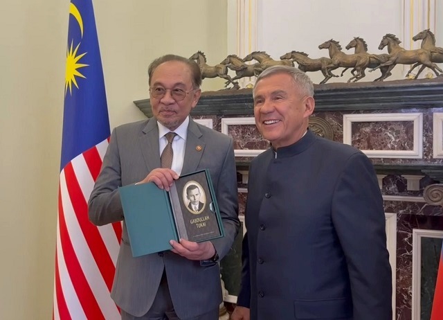 Минниханов подарил премьер-министру Малайзии книгу Тукая
