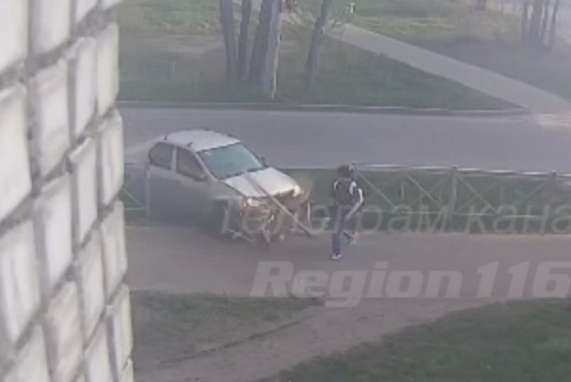 В Казани водитель иномарки протаранил забор и сбил подростка на пешеходной зоне