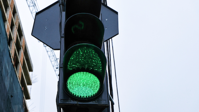 Татарстанцам ответили, можно ли проезжать на мигающий зелёный сигнал светофора