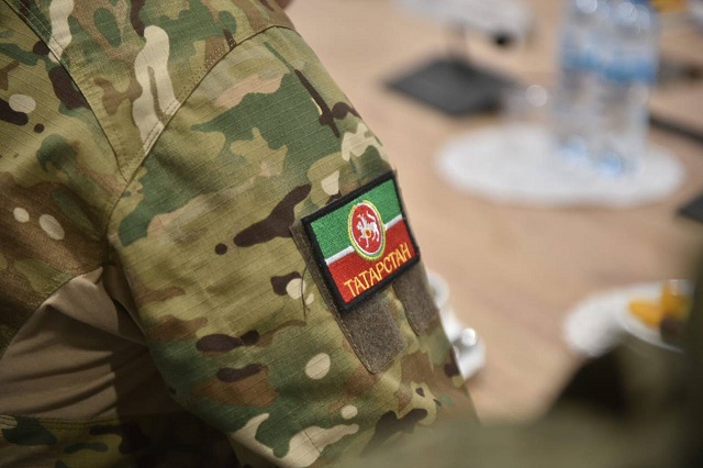 Магдеев вручил ордена Мужества родственникам погибших бойцов