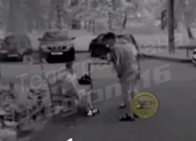Неадекват избил ребенка до судорог на глазах у матери в Казани