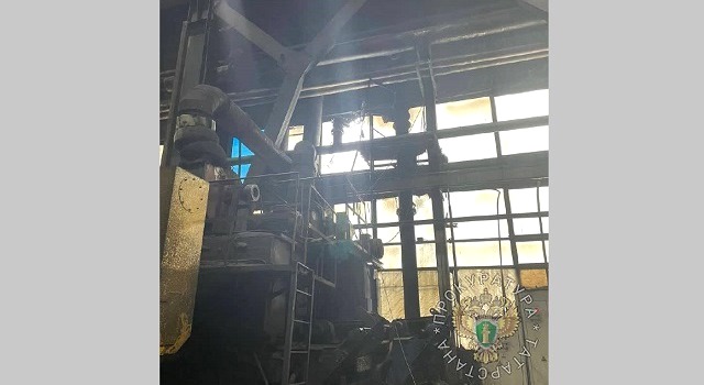 Упавший из окна во время демонтажа труб рабочий погиб в Татарстане