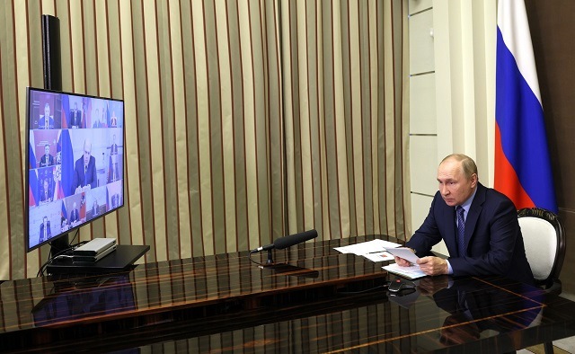 Путин потребовал совершенствовать вооружение непрерывно