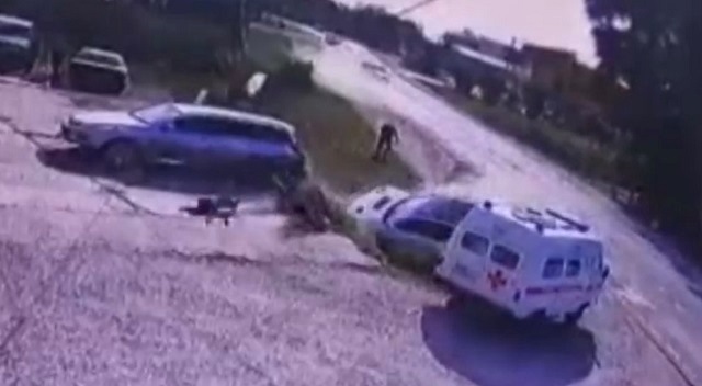 Пьяная автоледи сбила женщину с ребенком и влетела в карету скорой помощи – видео