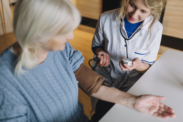 Забота о героях: ветераны ВОВ из Татарстана получают медпомощь на дому