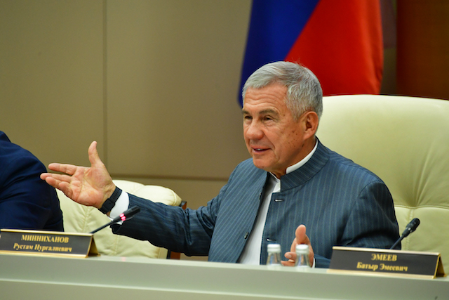 Минниханов выступил на открытии нефтегазохимического форума в Казани