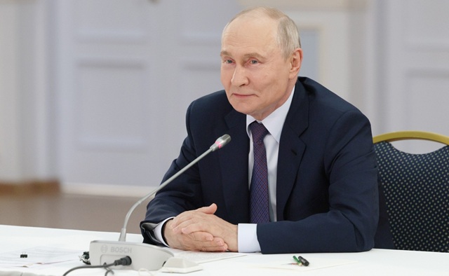 Орден Дружбы и почетные звания: Путин отметил семерых татарстанцев